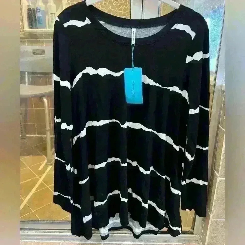 POPYOUNG NWT top to wear with jeans or leggings. Size Large. - Picture 3 of 3